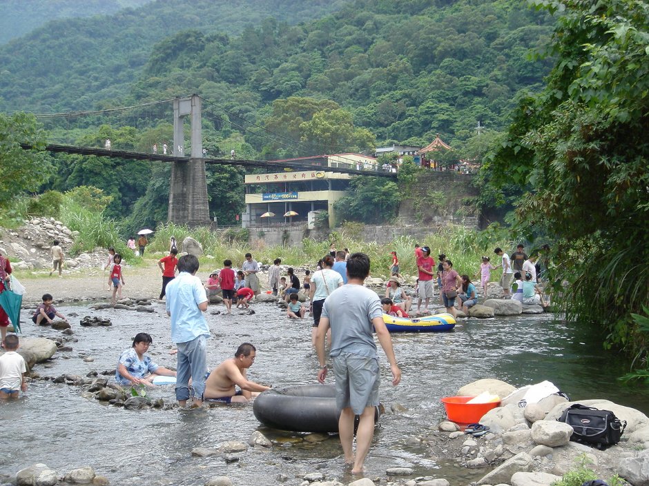 吊橋下戲水人潮 攝影：陳美吟