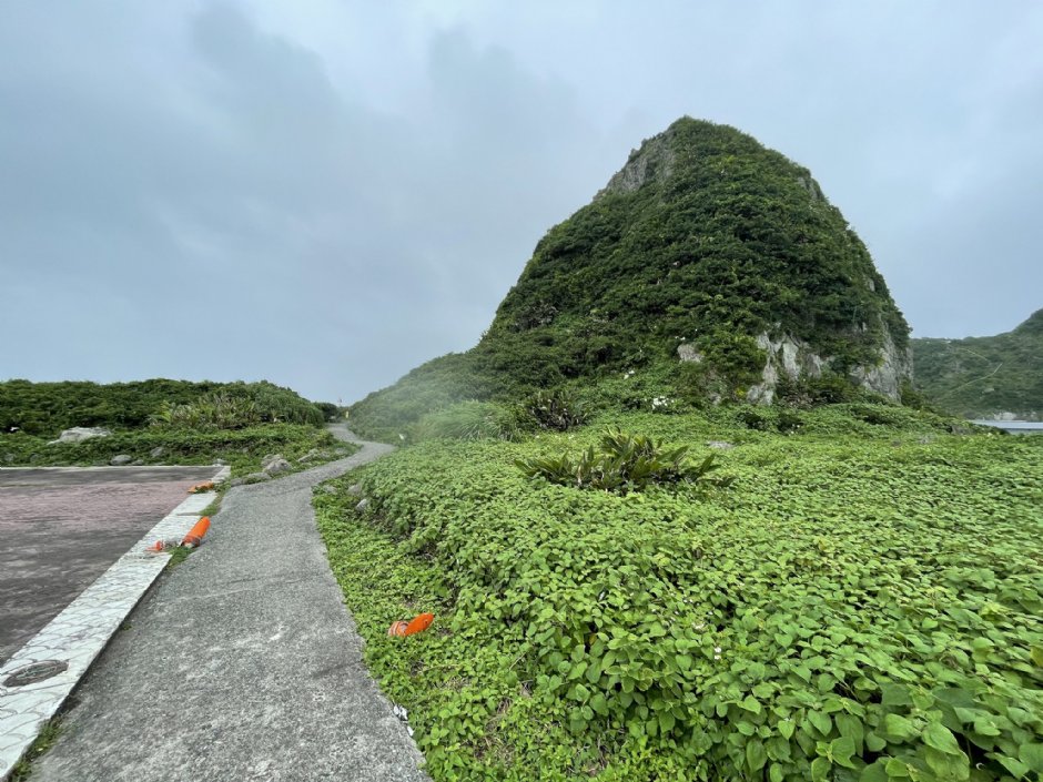 基隆嶼環海步道，左側平台為停機坪 攝影：Eva隨手拍