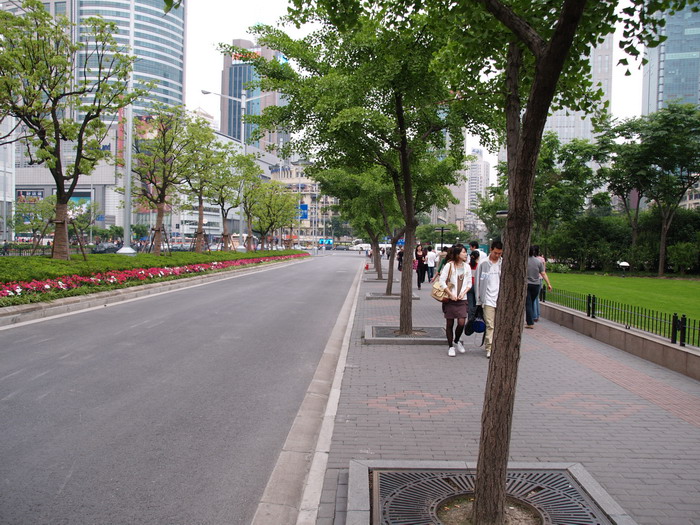 廣場旁街景 攝影：簡時強