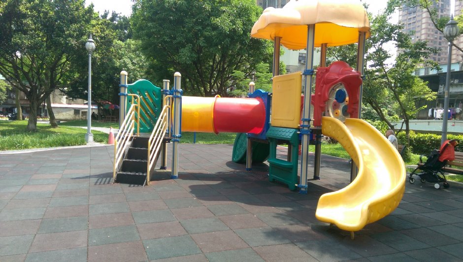 板橋石雕公園-兒童遊樂設施 攝影：軒爸