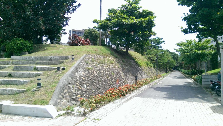 和平廣場一旁自行車道 攝影：Eva隨手拍