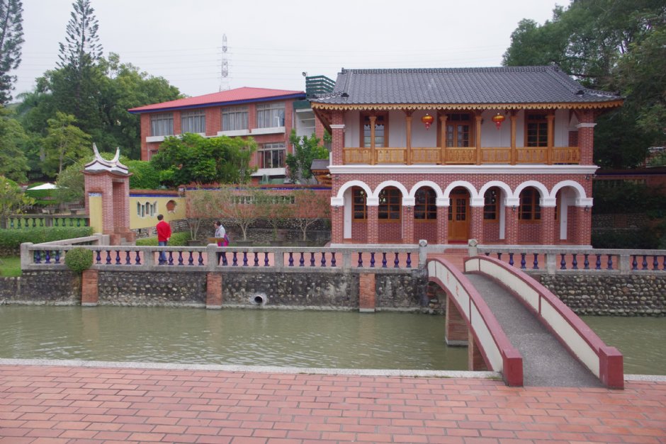 五桂樓(後)與虹橋(前) 攝影：Eva隨手拍
