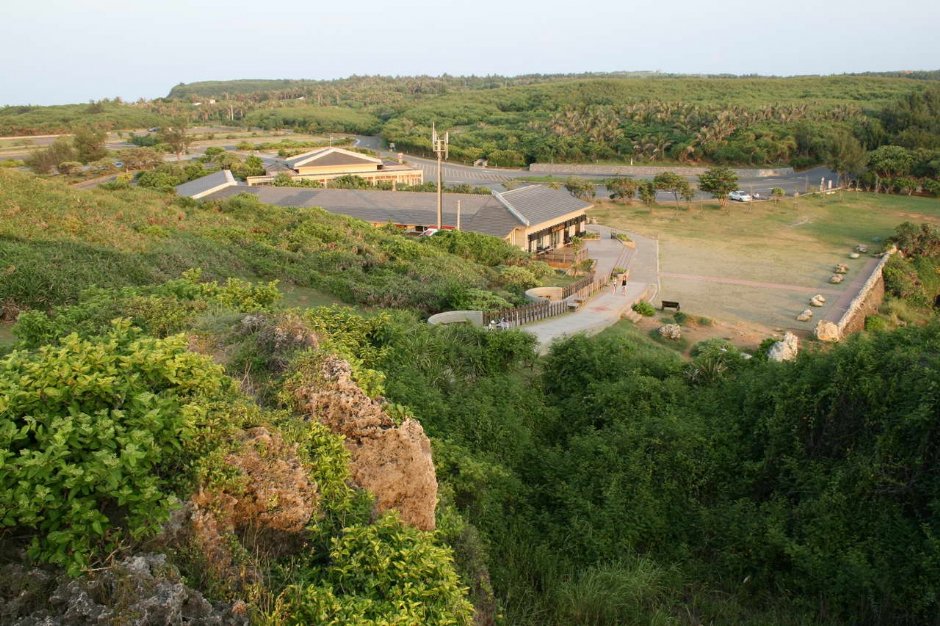 眺望貓鼻頭公園遊客中心 攝影：老山羊部落格