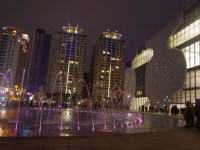 夜間噴水池<br/> 攝影：Eva隨手拍