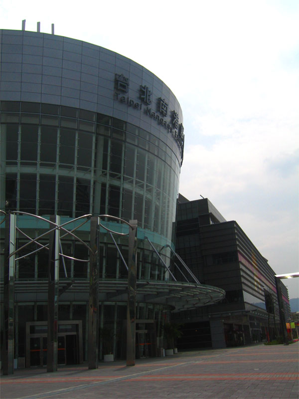 世貿南港展覽館外觀側拍 攝影：周峰逸