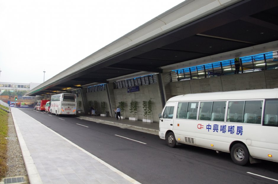 第一航廈大客車停靠處 攝影：Eva隨手拍