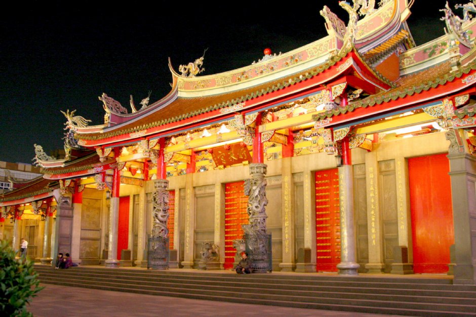 夜間的行天宮金碧輝煌 攝影：簡時強