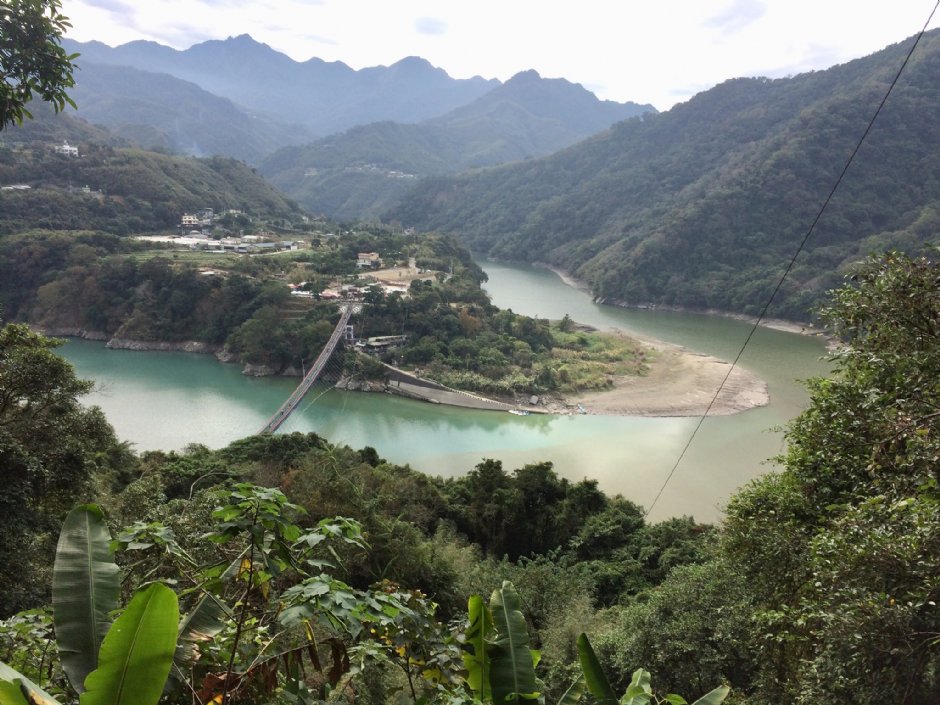 俯瞰新溪口吊橋及大漢溪河谷 攝影：Eva隨手拍