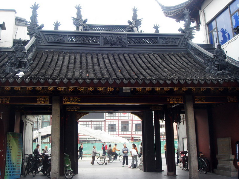 古廟外是現代世界 攝影：余燕鳳