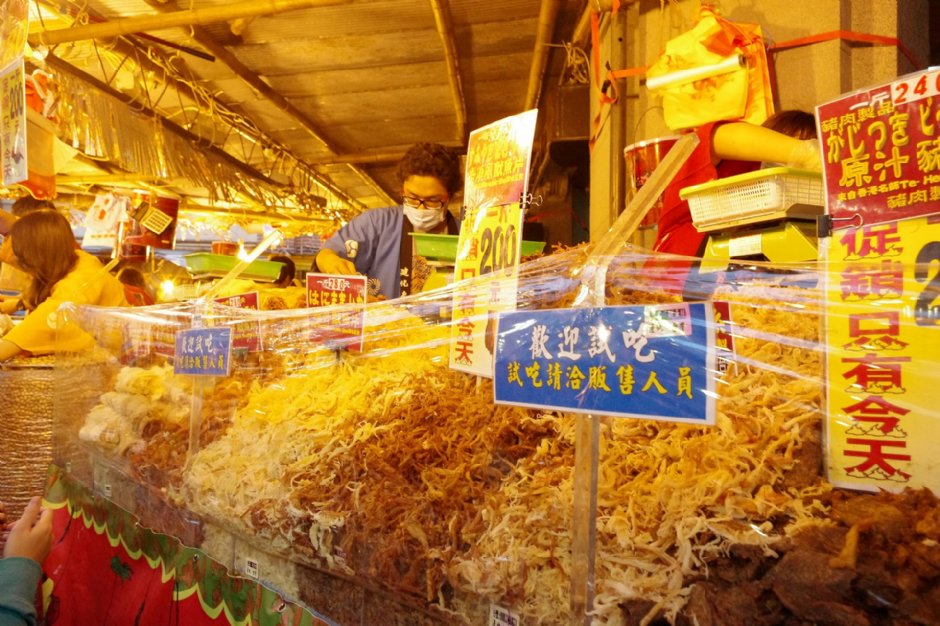 迪化街是台北最知名的年貨大街 攝影：Eva隨手拍