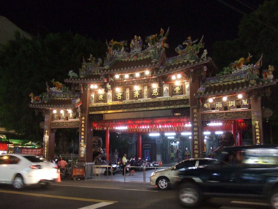 夜市旁的豐原媽祖廟 攝影：Lu