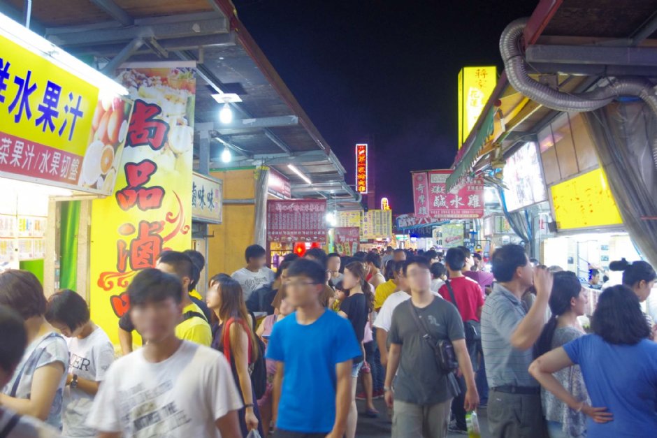 人潮洶湧的自強夜市 攝影：Eva隨手拍