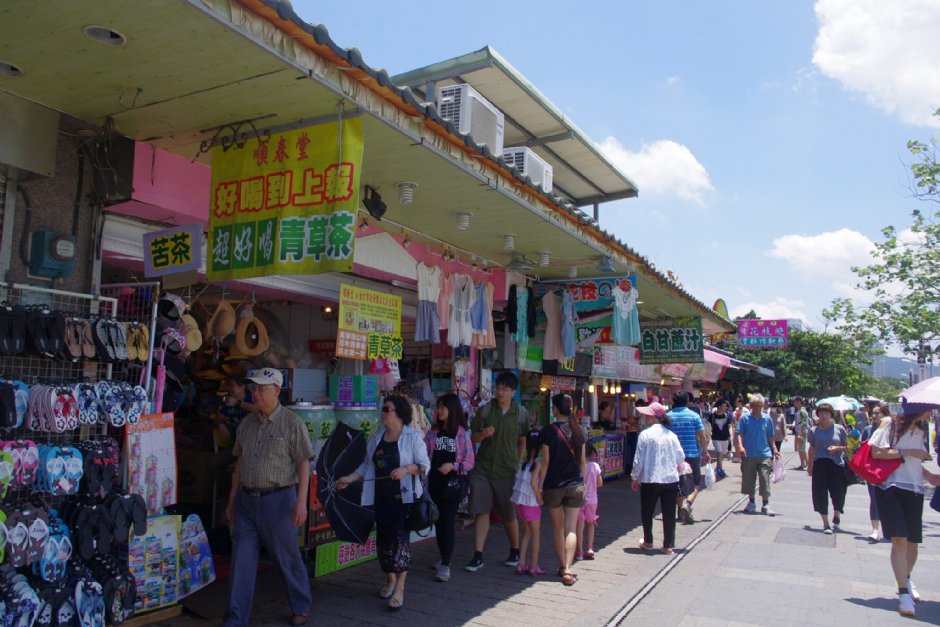 中正路另一端之環河道路商店林立 攝影：Eva隨手拍