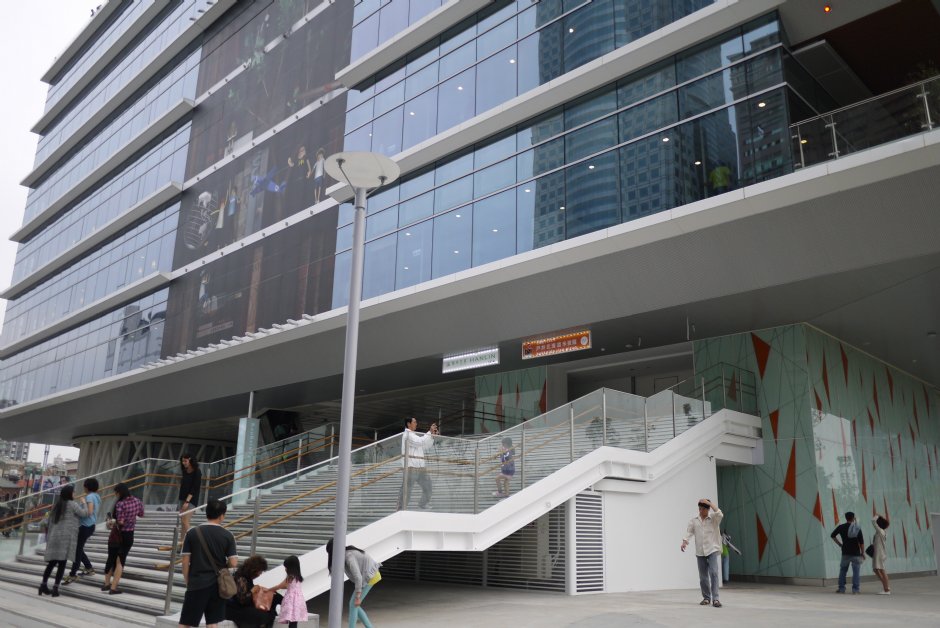 高雄市立圖書館總館1樓總圖廣場 攝影：旅遊王攝影組