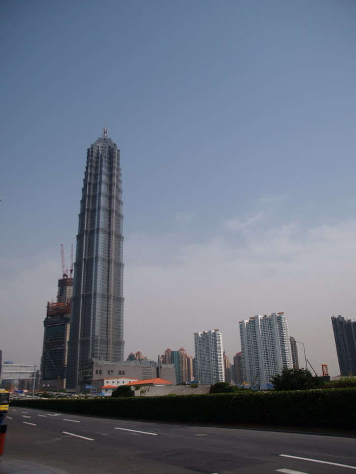 旁邊大樓小巫見大巫 攝影：簡時強