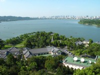 從雷塔五層遠 望西湖<br/> 攝影：馮順