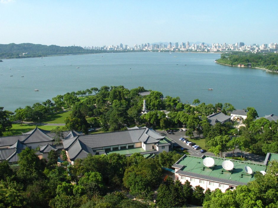 從雷塔五層遠 望西湖 攝影：馮順