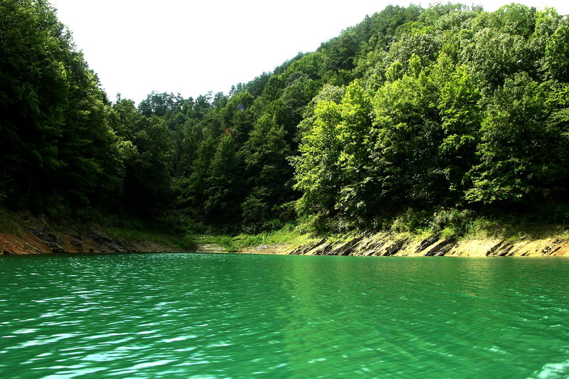 千島湖-晶瑩碧綠的湖水 攝影：余錫堅