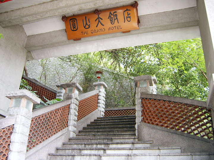 側門入口石階 攝影：曾婉玲