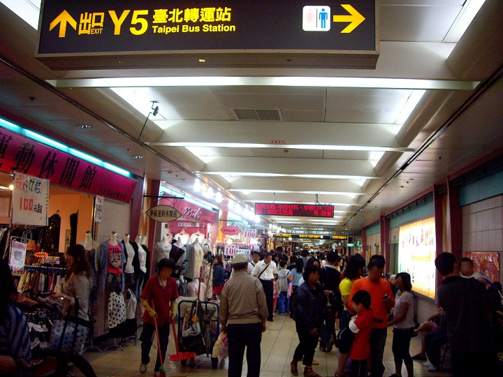 地下街服飾區 攝影：Eva隨手拍