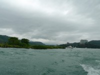 乘坐遊湖船即近身欣賞拉魯島<br/> 攝影：Eva隨手拍