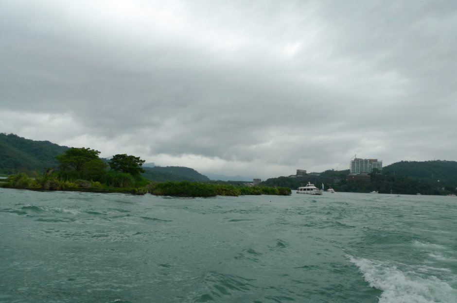 乘坐遊湖船即近身欣賞拉魯島 攝影：Eva隨手拍