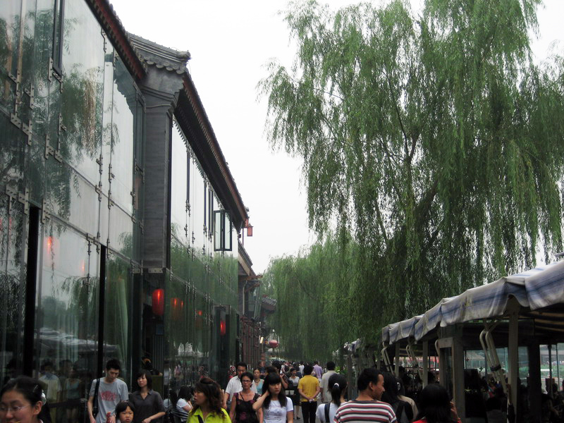 湖邊人潮 攝影：方盛文