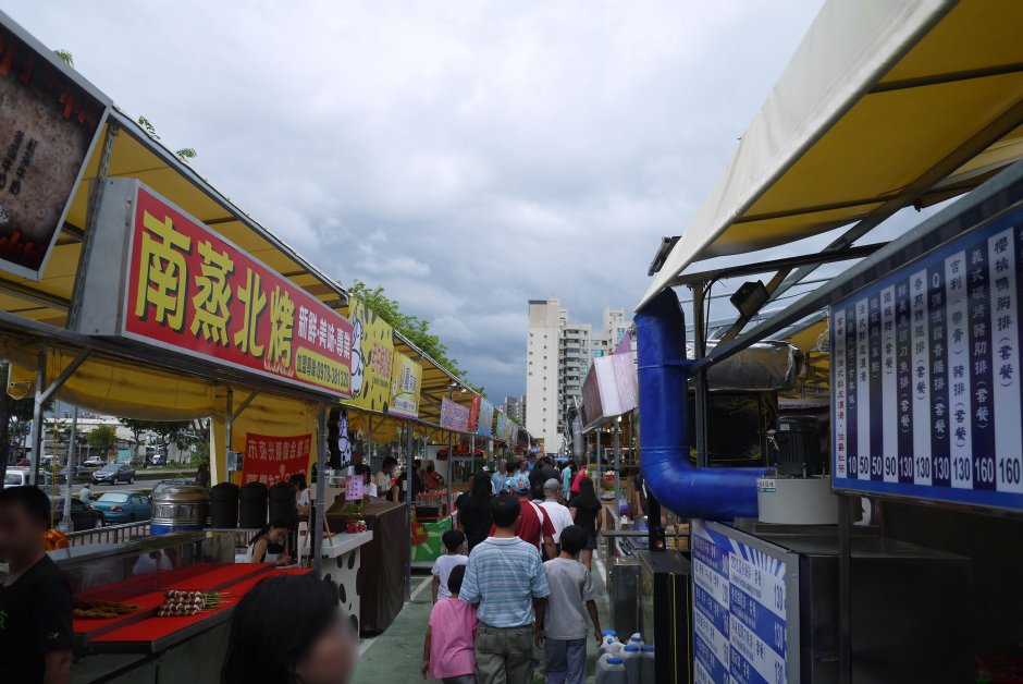 天未暗金鑽人潮就比一般夜市多 攝影：三井