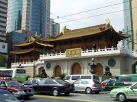 寺廟緊臨馬路<br/> 攝影：陳李豪