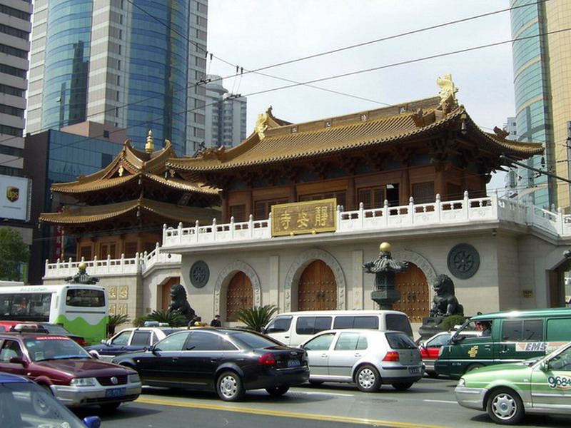 寺廟緊臨馬路 攝影：陳李豪