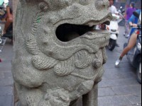 牌坊下的石獅<br/> 攝影：Eva隨手拍