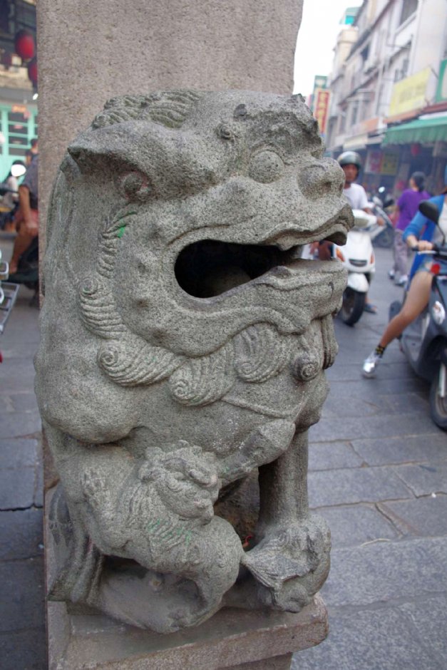 牌坊下的石獅 攝影：Eva隨手拍