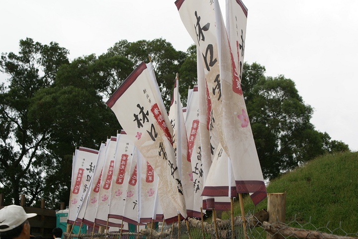 園區外飄揚的旗幟 攝影：Eva隨手拍