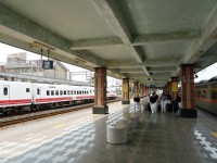 明亮寬敞的車站月台<br/> 攝影：Eva隨手拍