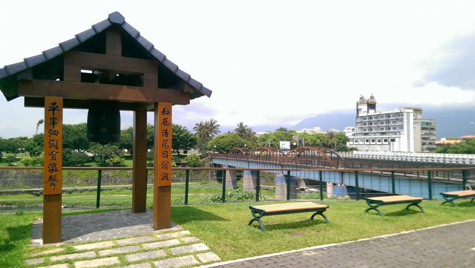 和平鐘與曙光橋 攝影：Eva隨手拍