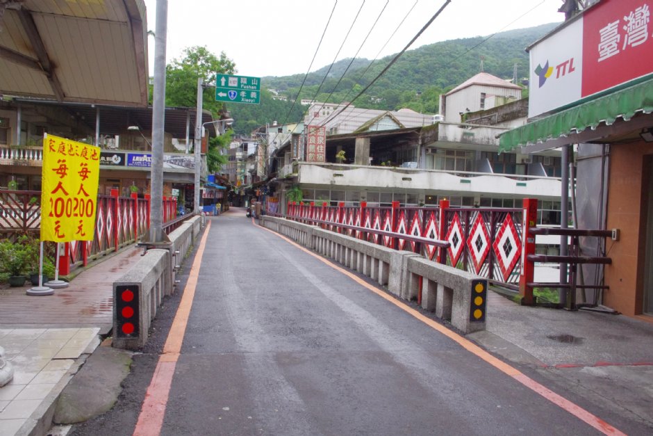 商店街上的小橋充滿濃濃原民風 攝影：Eva隨手拍