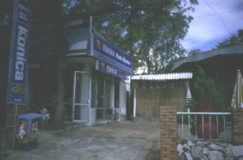 東方酒店巷口的商店 攝影：沈兆樑