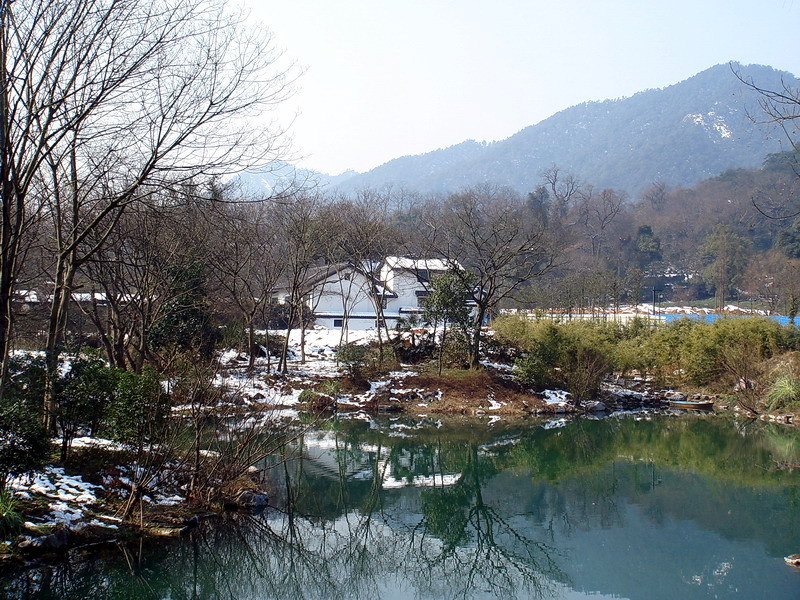 西湖的殘雪晶瑩透徹 攝影：余佳樺