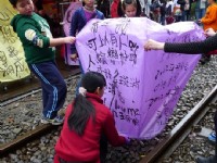 十分老街上放天燈之遊客<br/> 攝影：Mimi
