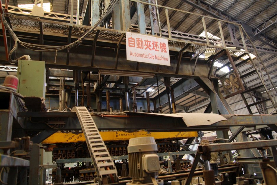 自動夾坯機 攝影：魏勝政