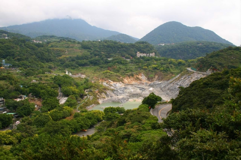 群山圍繞硫磺谷地熱 攝影：老山羊部落格
