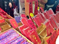 迪化街是台北最知名的年貨大街<br/> 攝影：Eva隨手拍
