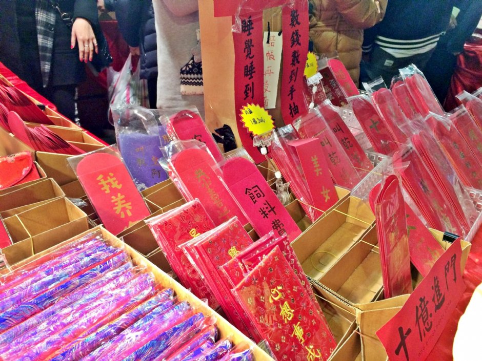 迪化街是台北最知名的年貨大街 攝影：Eva隨手拍