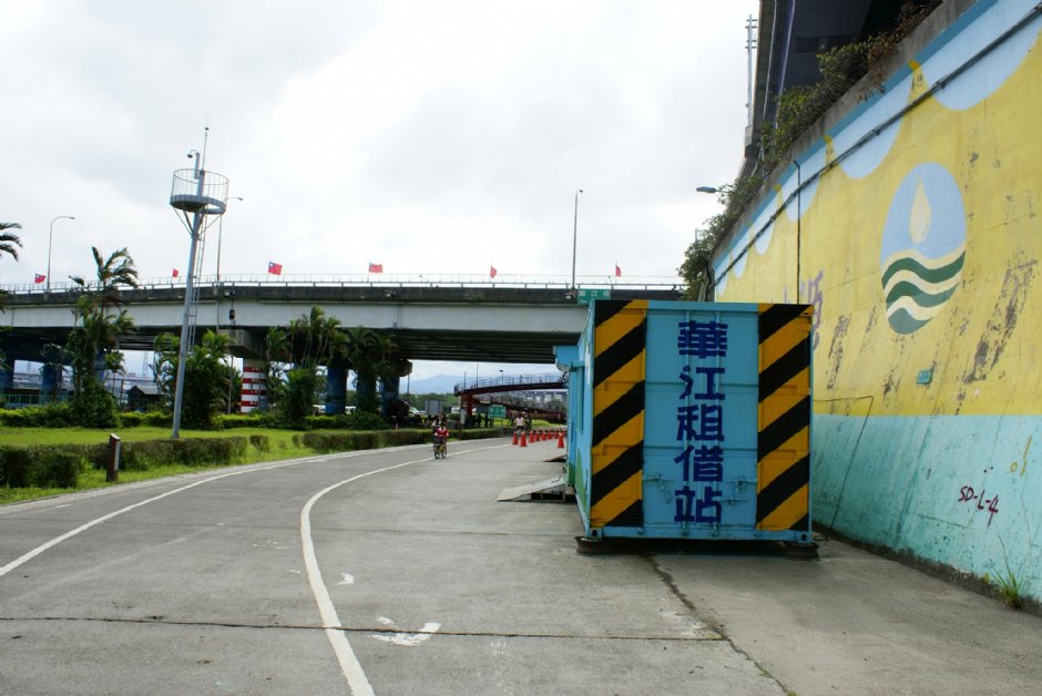 位於華江橋下的租借站 攝影：Eva隨手拍