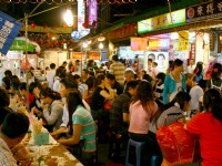 入夜後人聲鼎沸<br/> 攝影：簡時強