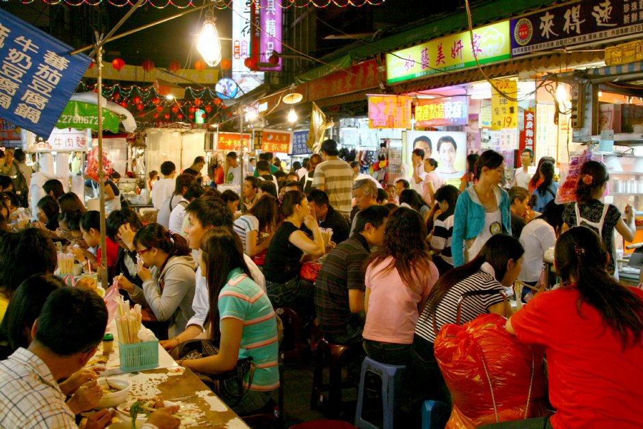 入夜後人聲鼎沸 攝影：簡時強