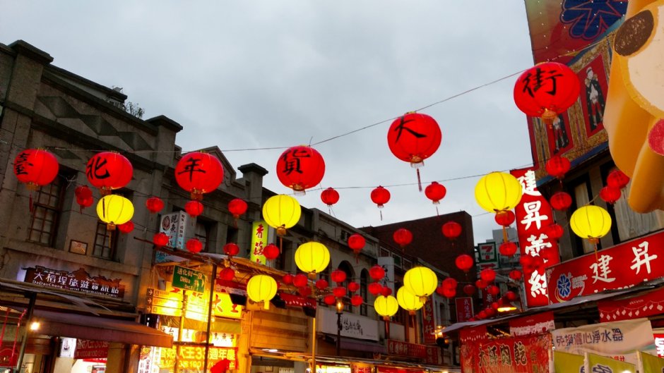 迪化街是台北最知名的年貨大街 攝影：Eva隨手拍