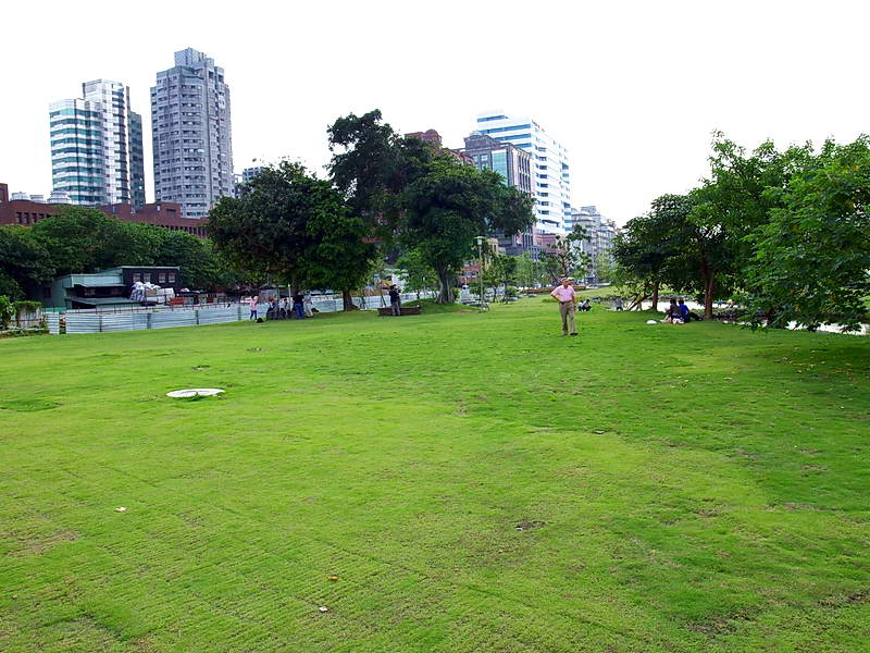 公園綠地和大樓景觀 攝影：amo