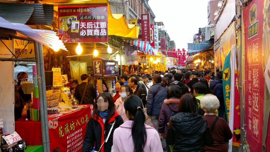 迪化街是台北最知名的年貨大街 攝影：Eva隨手拍