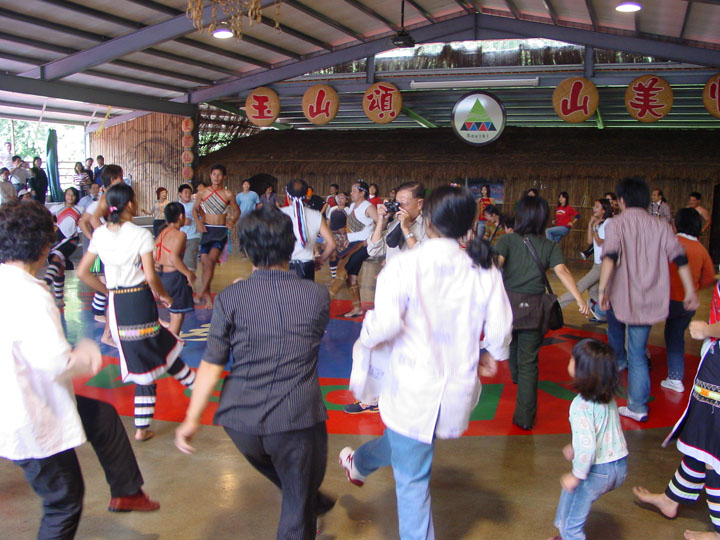 民眾和原住民同歡 攝影：陳銘祥
